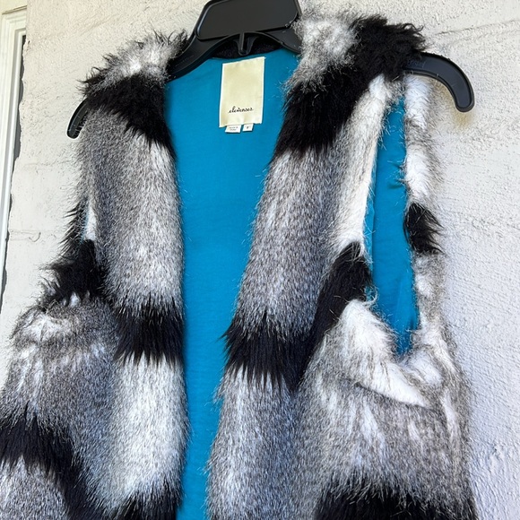Anthropologie Elevenses Shaggy Black/Gray Chevron Striped Faux Fur Vest Small - Picture 3 of 12
